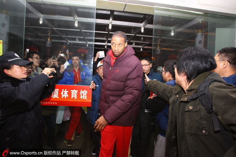 麦蒂12连败 痴心球迷围堵大巴送祝福图片