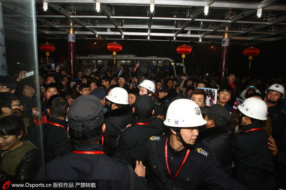 麦蒂12连败 痴心球迷围堵大巴送祝福图片