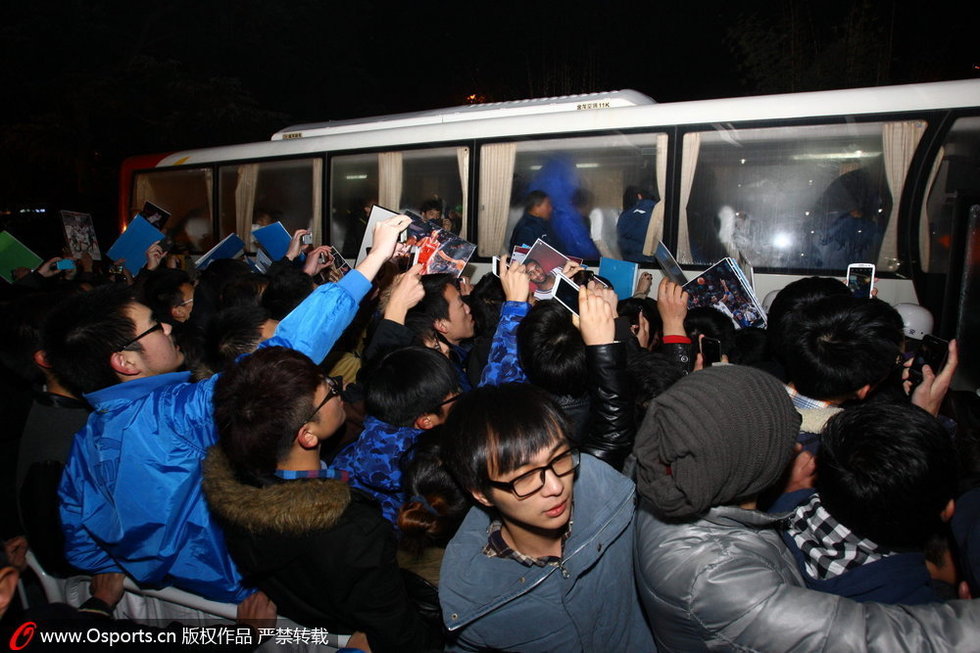 麦蒂12连败 痴心球迷围堵大巴送祝福图片