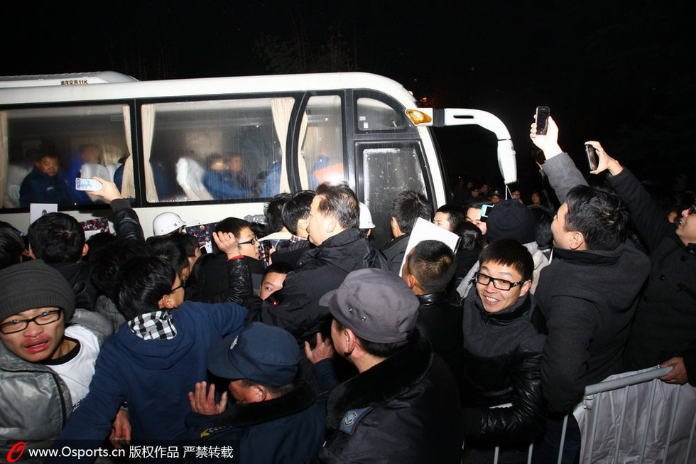 麦蒂12连败 痴心球迷围堵大巴送祝福图片