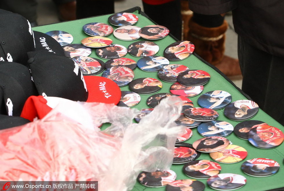 麦蒂12连败 痴心球迷围堵大巴送祝福图片
