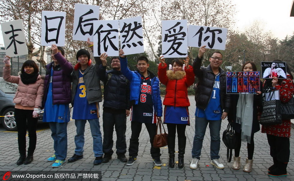 麦蒂12连败 痴心球迷围堵大巴送祝福图片