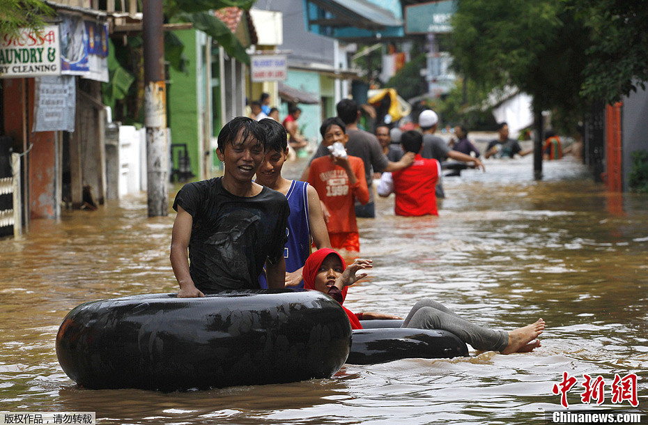 高清：印尼遭暴雨袭击引发洪水 数千房屋被淹没图片