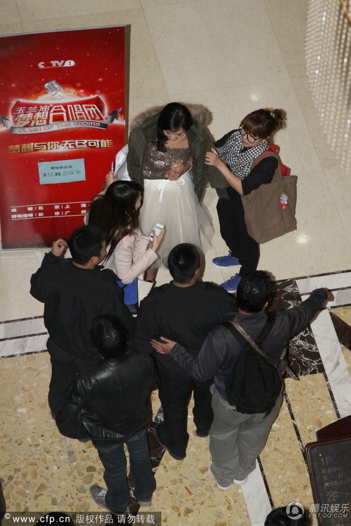 林志玲丰胸撑爆礼裙 春光乍泄助理忙遮挡图片