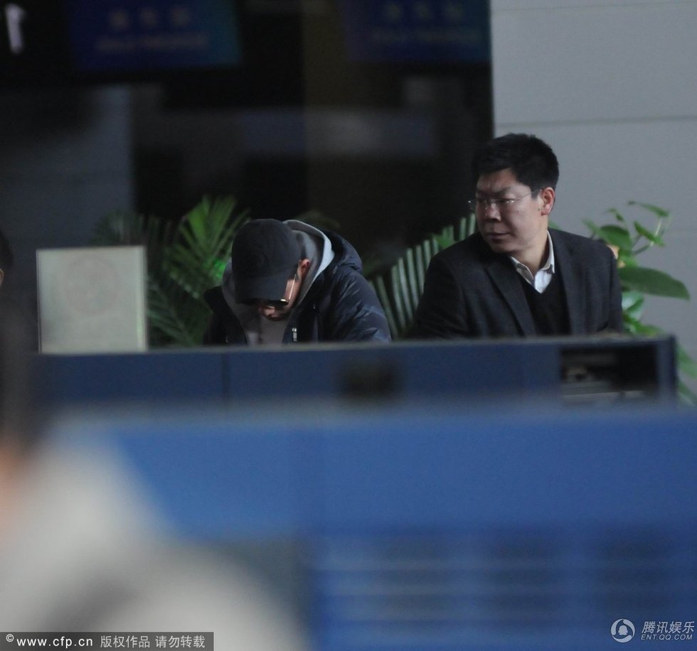 阿娇携韩籍男友外出 好事将近无名指现戒指(图)图片