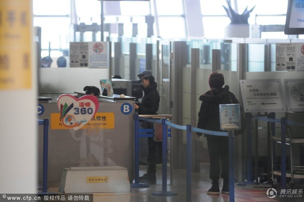 阿娇携韩籍男友外出 好事将近无名指现戒指(图)图片