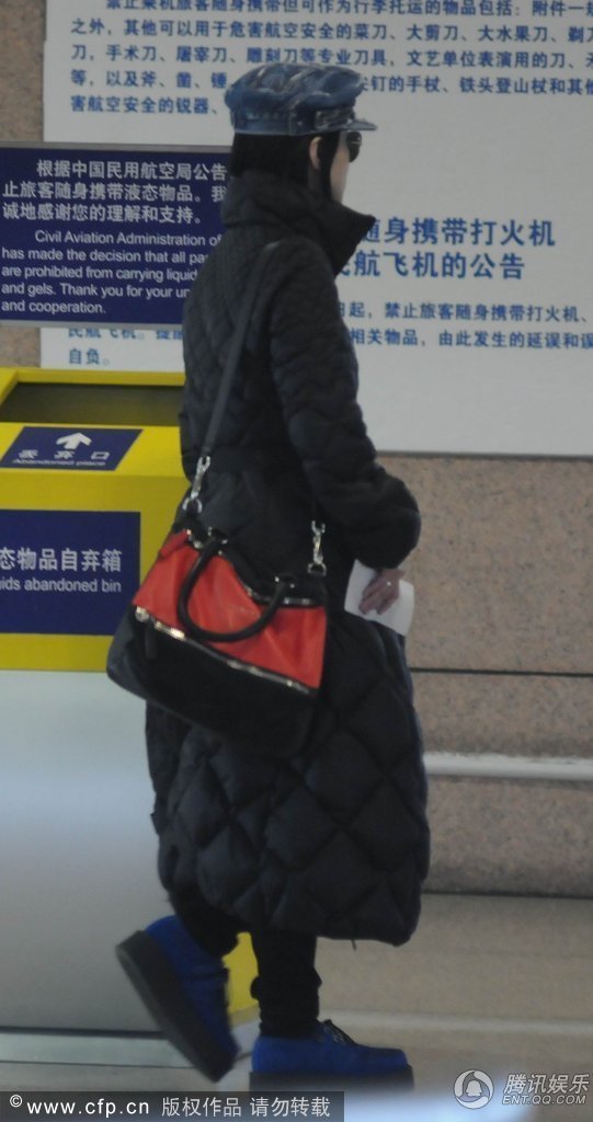 阿娇携韩籍男友外出 好事将近无名指现戒指(图)图片