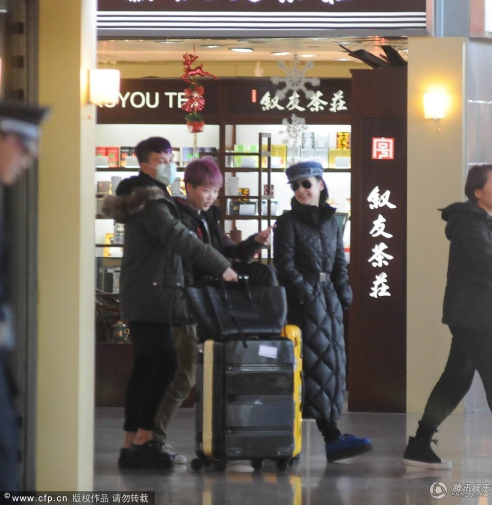 阿娇携韩籍男友外出 好事将近无名指现戒指(图)图片