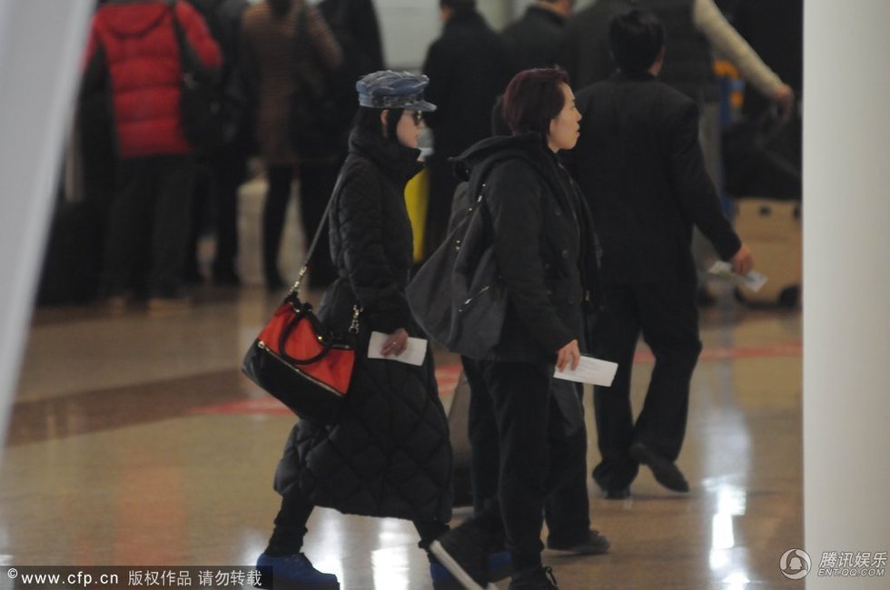 阿娇携韩籍男友外出 好事将近无名指现戒指(图)图片