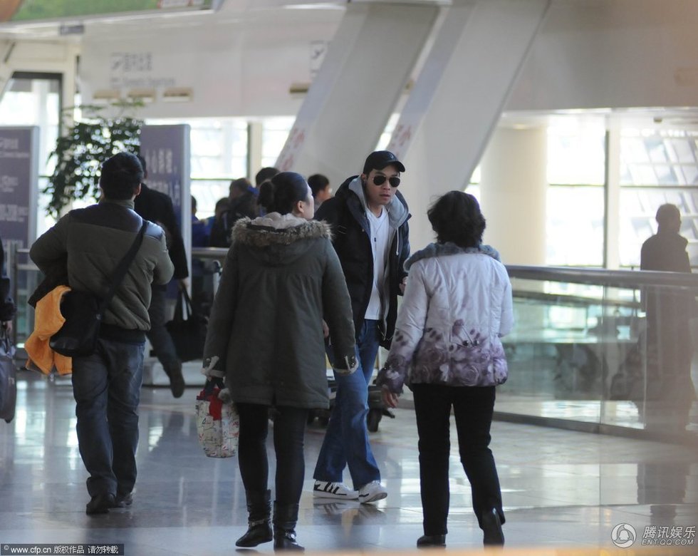 阿娇携韩籍男友外出 好事将近无名指现戒指(图)图片