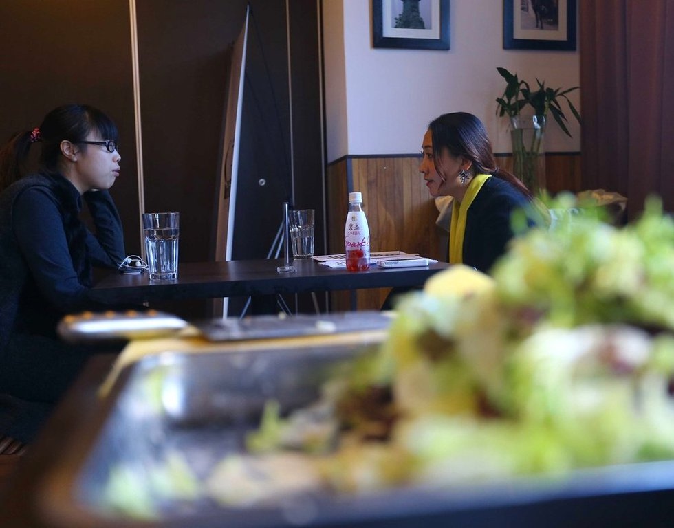 数十佳丽参加富豪相亲面试 现场切土豆丝图片