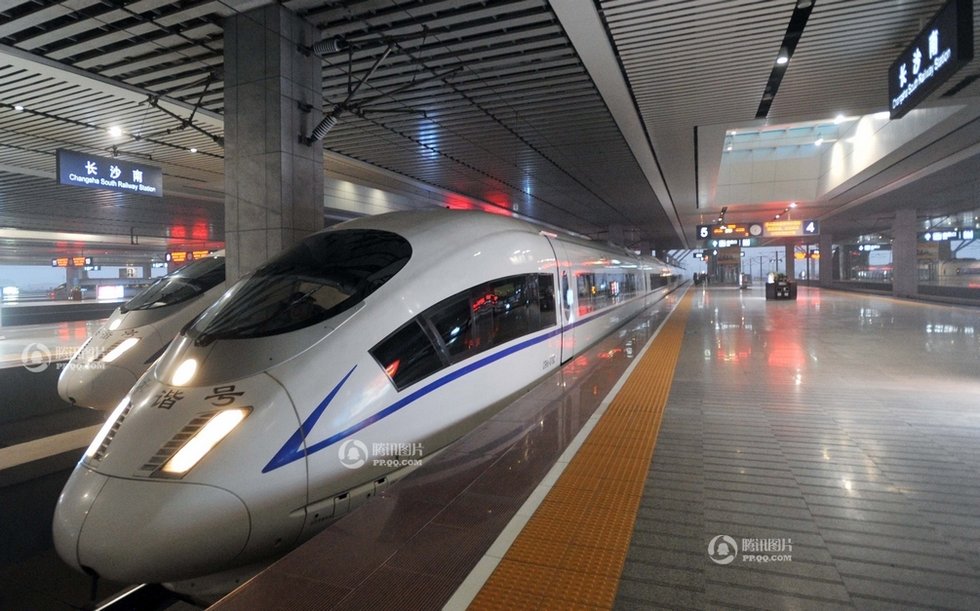 高清:京广高铁全线开通运营 8小时穿越京广