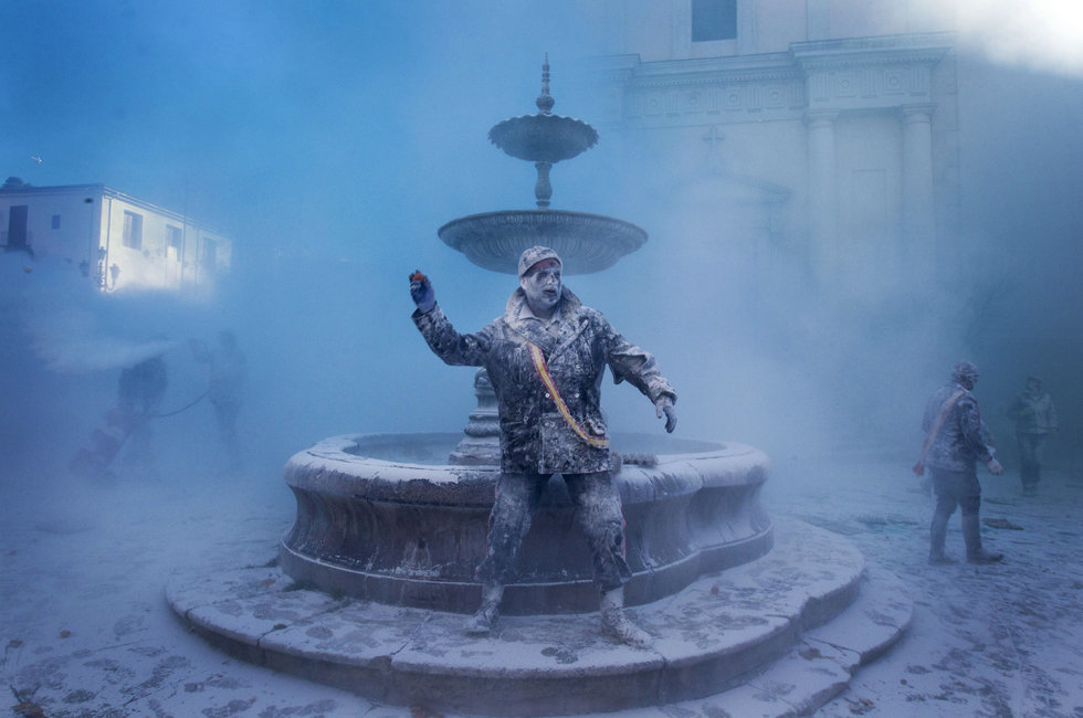 高清:西班牙小镇传统节日上演鸡蛋面粉大战 - 