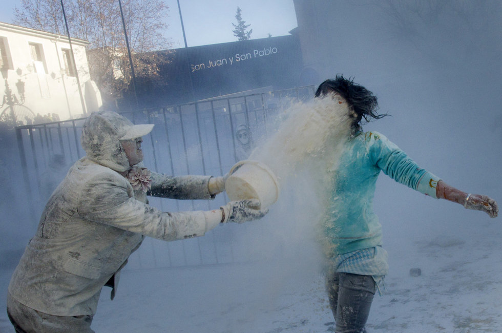 高清:西班牙小镇传统节日上演鸡蛋面粉大战 - 