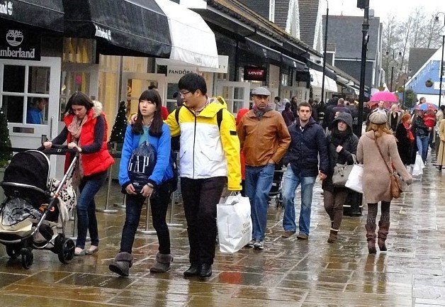 英国节礼日:中国人血拼卖场