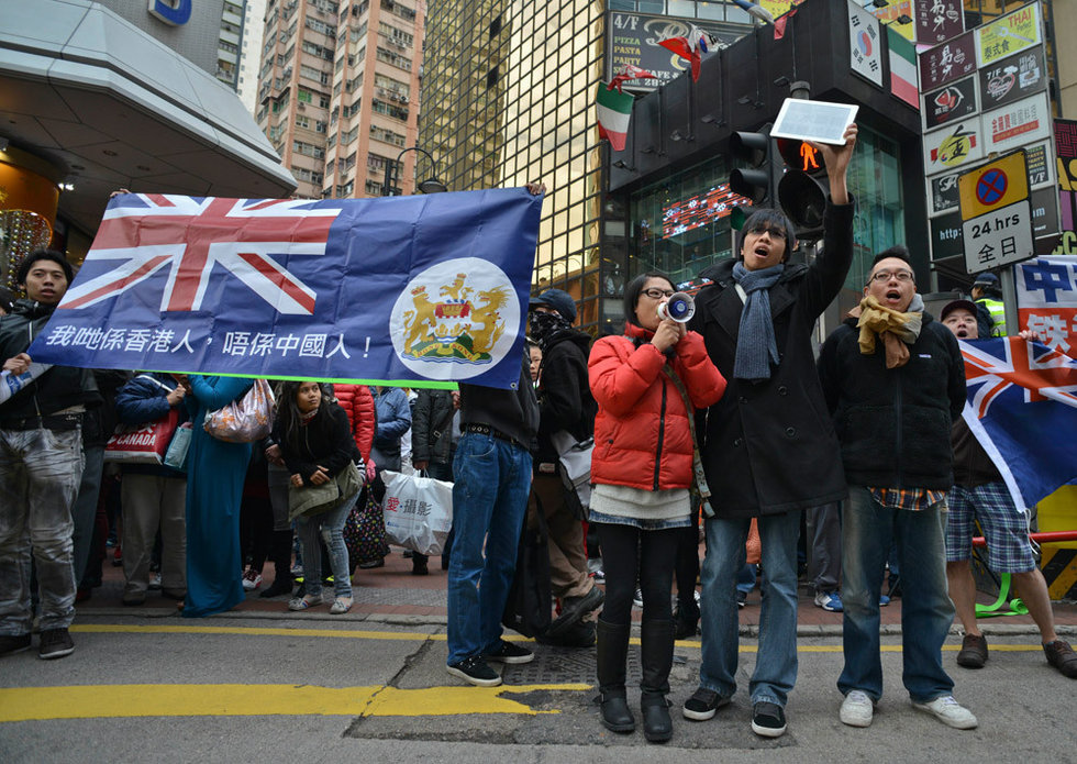 高清:香港数千人上街挺梁 与港独爆冲突---齐