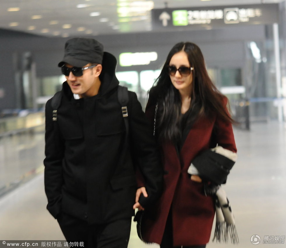 高清:杨幂上海开工刘恺威全程陪 机场甜蜜挽手