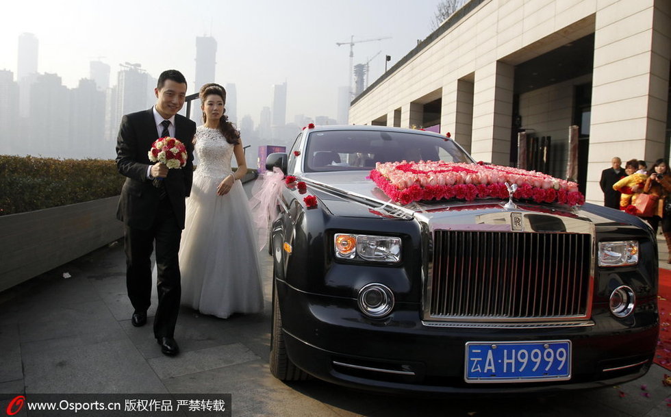 古力婚礼现场曝光 亲朋好友前来祝贺图片_喝小酒的 ...