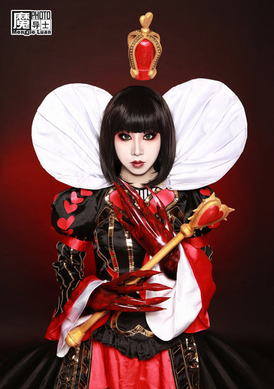 东方网-东方游戏-美女献身<em>剃光头</em> 打造最疯狂的
