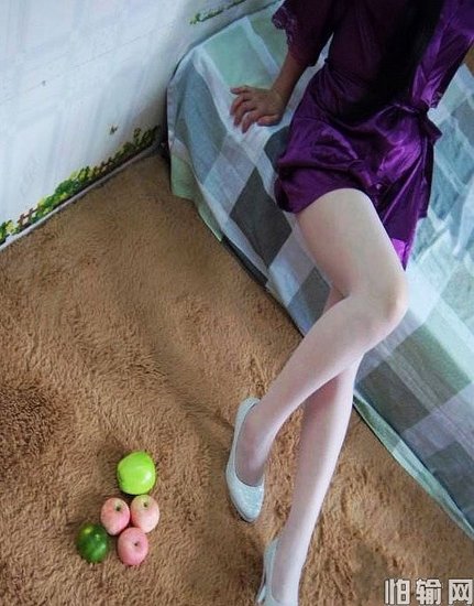 东方网-东方游戏-<em>90后</em>女大学生宿舍<em>自拍美腿</em> 求