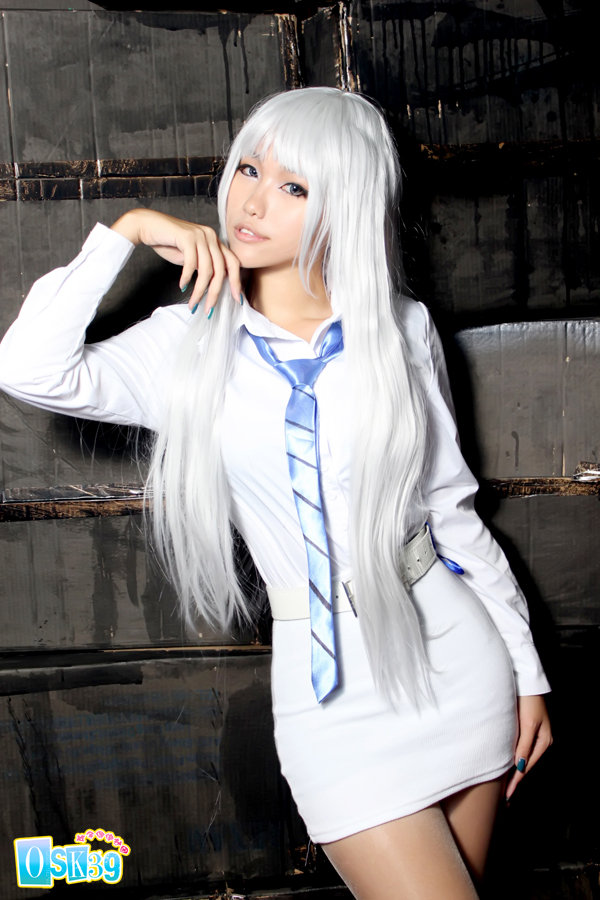 御姐也能这么萌!长腿美眉白发女王cos