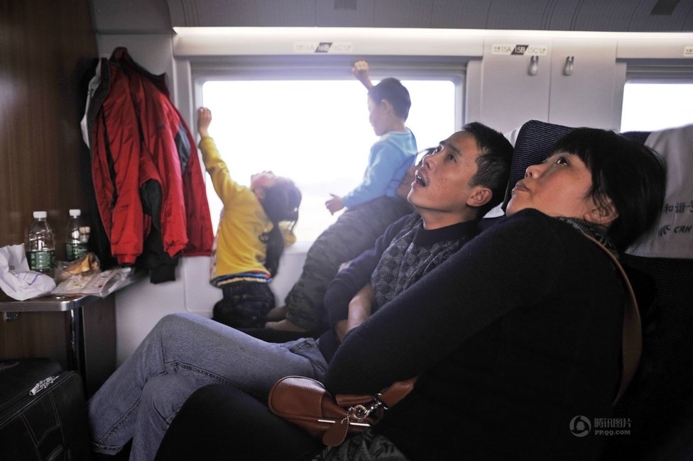 一家四口打工四年没回家 为孩子狠心买高铁票