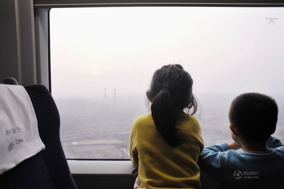 一家四口打工四年没回家 为孩子狠心买高铁票