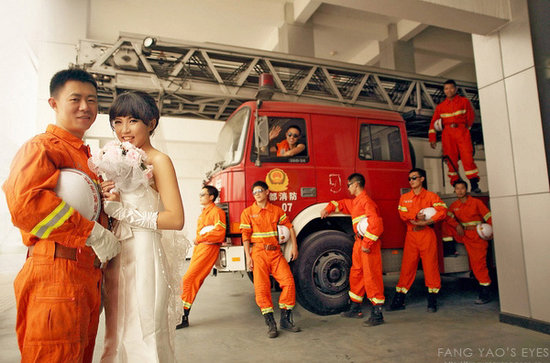 消防创意婚纱照_创意消防绘画作品图片