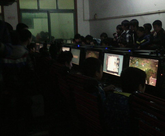 东方网-东方游戏-考完试后泡网吧 00后男孩失踪