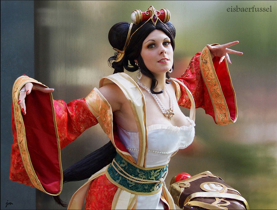 东方网-东方游戏-全球<em>英雄联盟</em>COS合集:御姐