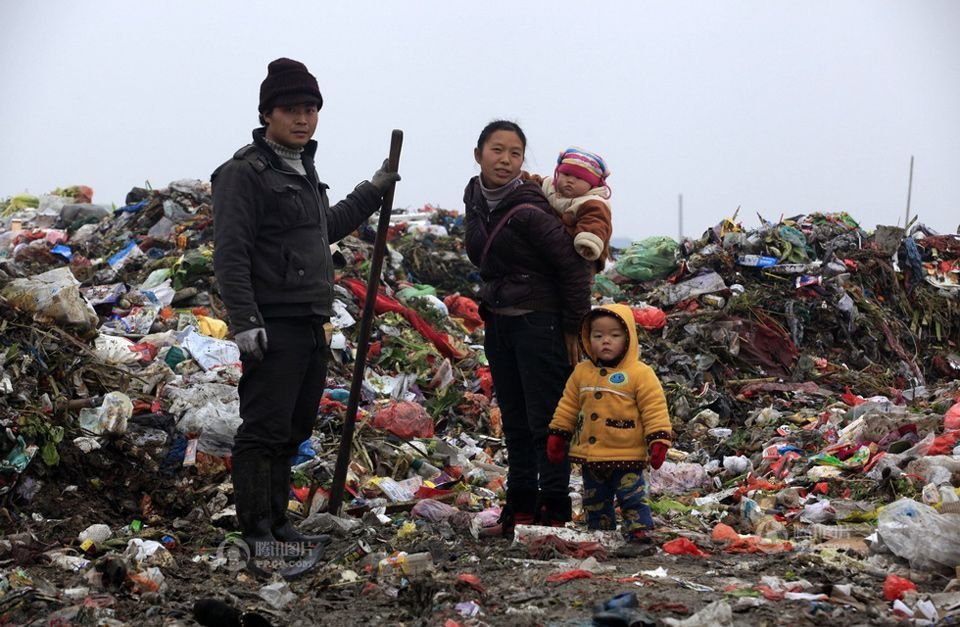 80 垃圾人口_...及巾帼志愿者共80余人开展巡河护河行动,打捞河道漂浮物、清理(2)