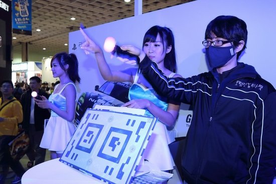 <em>美女陪</em>玩百款游戏