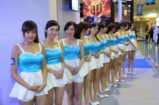 <em>美女陪</em>玩百款游戏