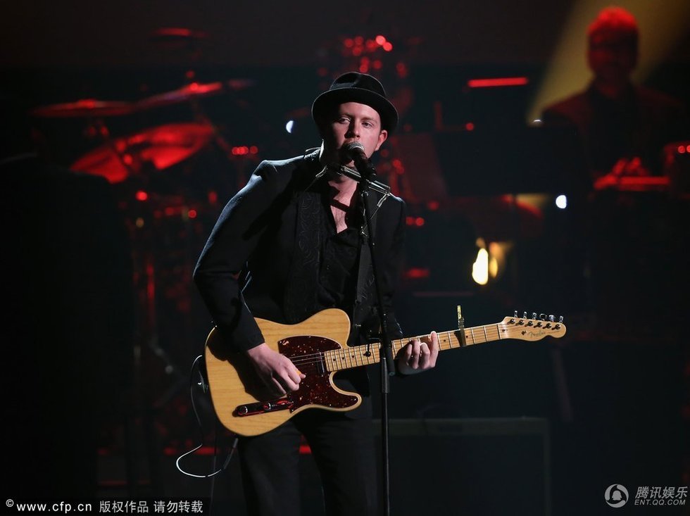 55届格莱美现场 john fullbright表演自弹自唱