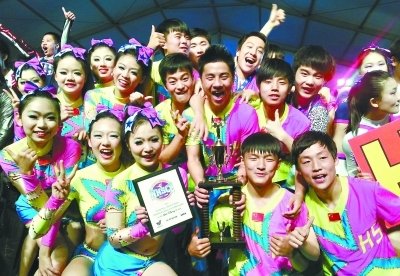 世界中学生啦啦操锦标赛 武汉关山中学队夺冠