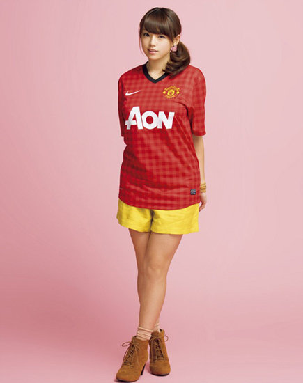 组图:日本嫩模钟爱曼联 穿球衣拍片秀色可餐-日