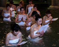 日本冈山裸体节开幕
