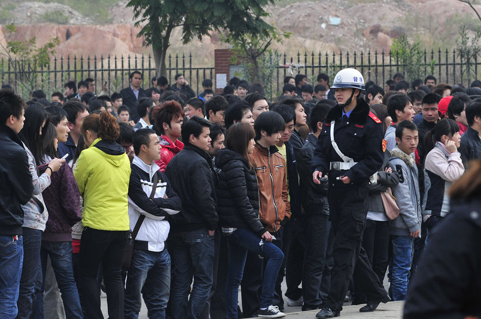 高清:富士康疑引入机器人全国暂停招工