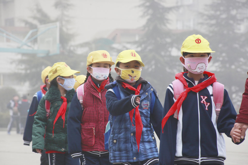 组图:济南空气污染严重 学生戴口罩上学 还让不让人活了?