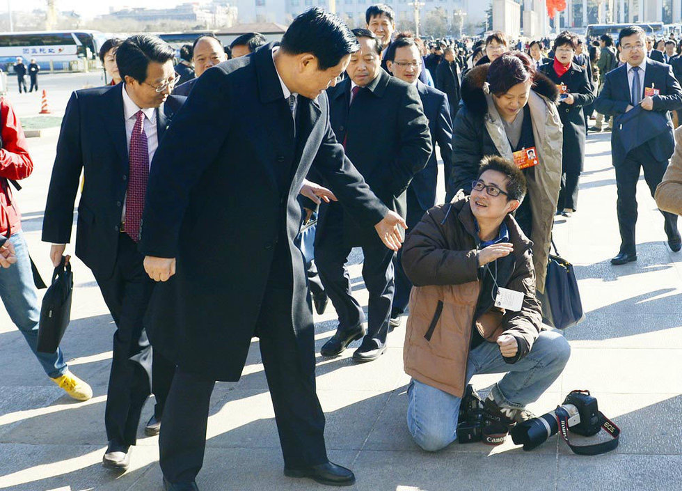 两会花絮:陕西省委书记伸手搀扶摔倒的记者