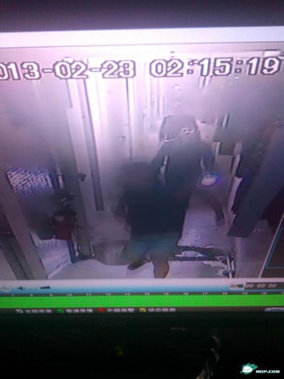 东方网-东方游戏-色魔潜入女生宿舍 偷内裤被拍