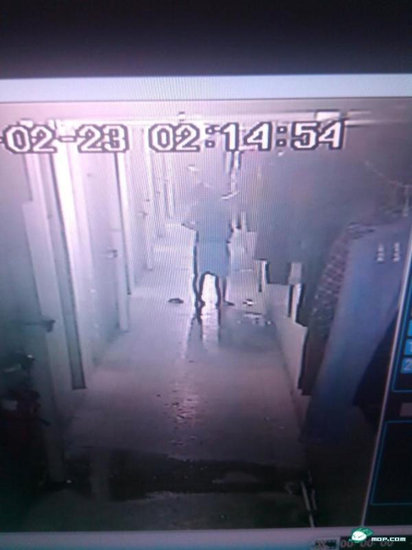 东方网-东方游戏-色魔潜入女生宿舍 偷内裤被拍