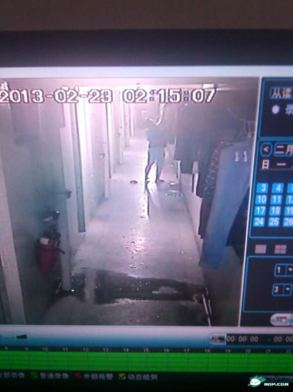 东方网-东方游戏-色魔潜入女生宿舍 <em>偷内裤</em>被拍