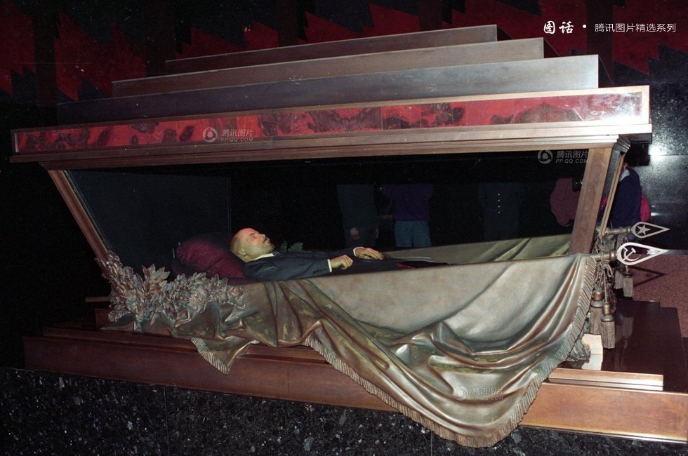图片为列宁躺在红色花岗石和黑色长石制成的水晶棺里,列宁的遗体由于