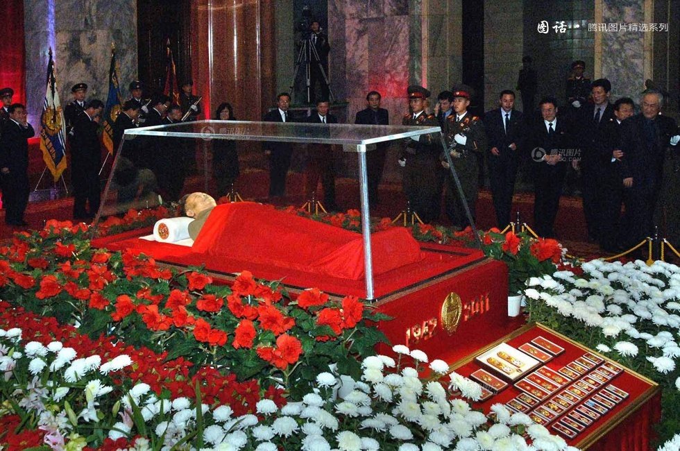 他的遗体也被安放于锦绣山纪念宫的水晶棺里供民众瞻仰