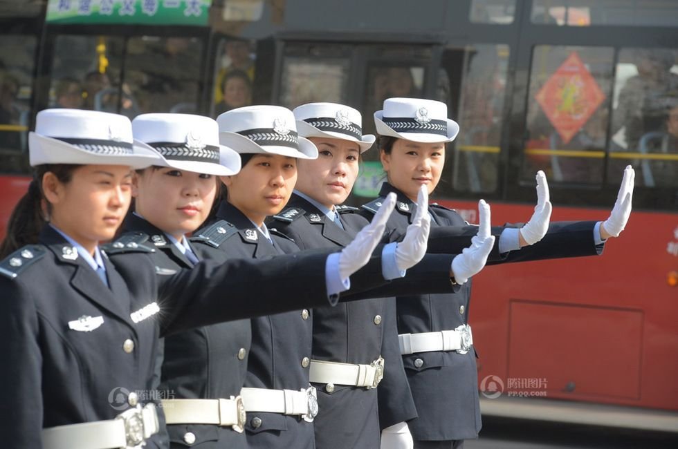 中国人的一天:兰州<em>女交警</em>(转载)_贴图专区_天涯