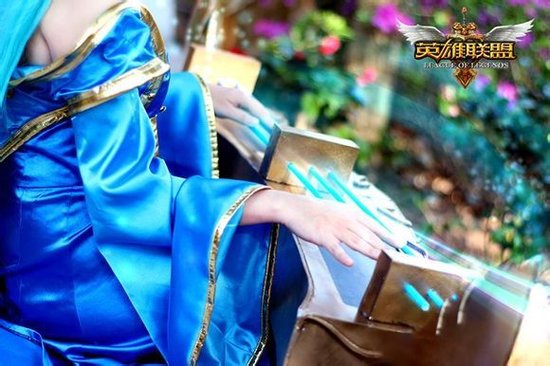东方网-东方游戏-美女玩家化身<em>琴女</em> 亲授<em>LOL</em>琴