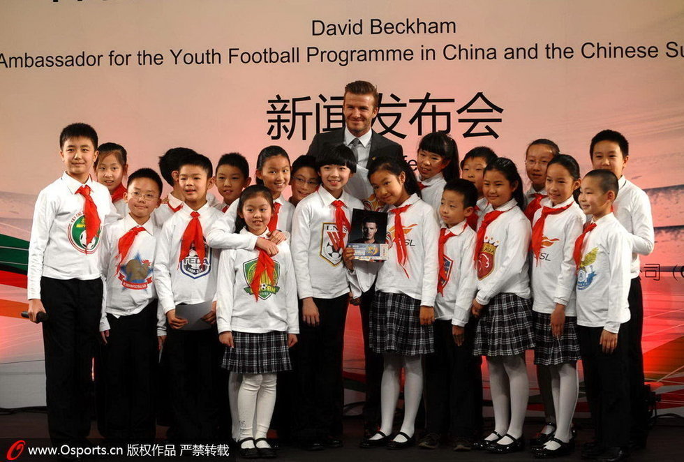 高清:小贝与小学生合影 秀书法写"小贝"