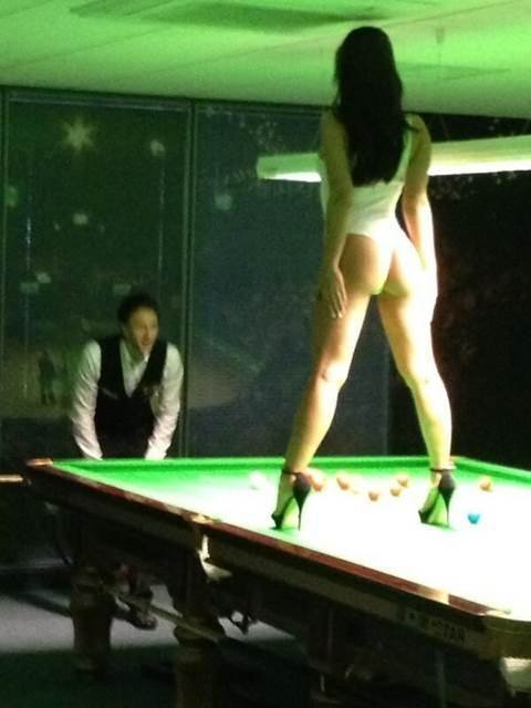 小特遭比基尼<em>美女</em>围攻