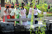 汉文化爱好者们着汉服赏樱游春